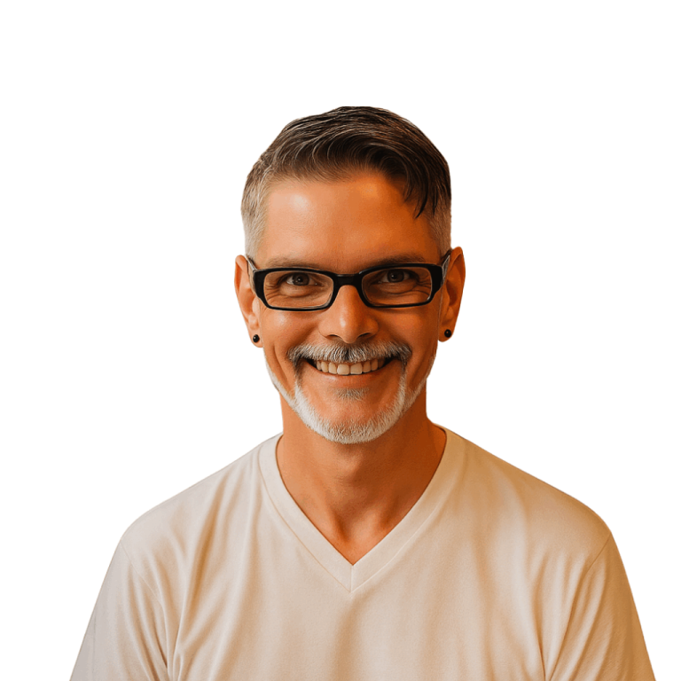 Lächelnder Mann mit Brille und grauem Bart, trägt ein weißes T-Shirt.