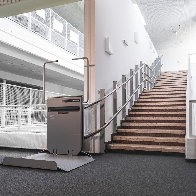 Barierefreier Zugang mit einer Hebebühne neben einer Treppe in einem modernen Gebäude in Dülmen