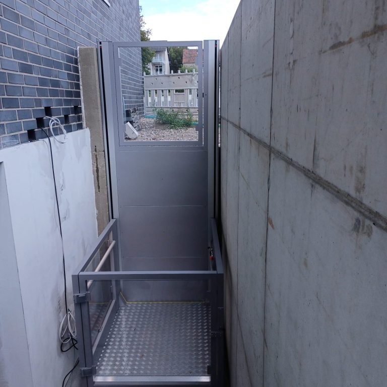 Schmale Metallrampe zwischen zwei Wänden, mit offener Oberseite und stabiler Struktur Münster